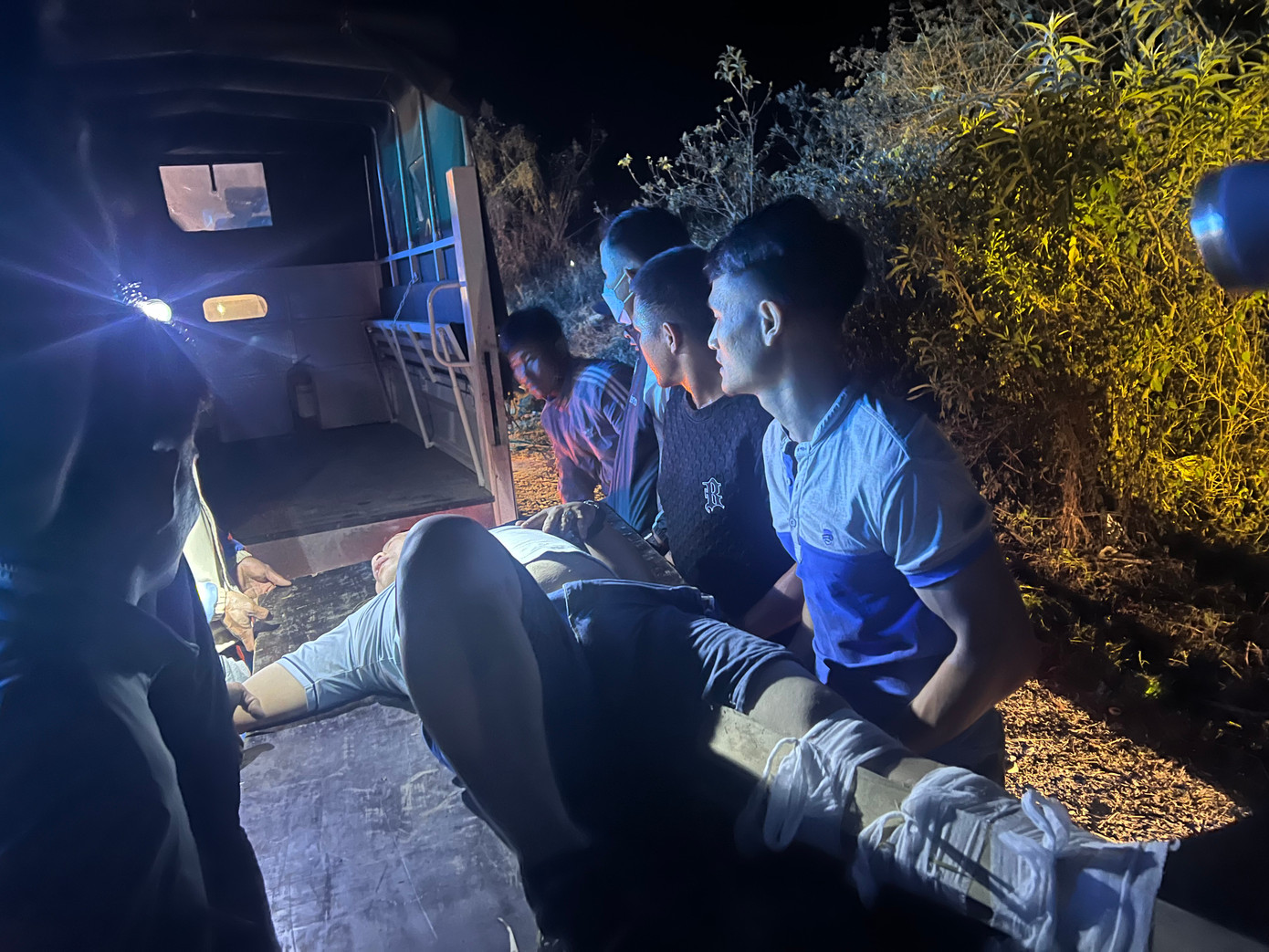 Đêm 3/2, các nạn nhân bị thương được sơ cứu, đưa đi cấp cứu