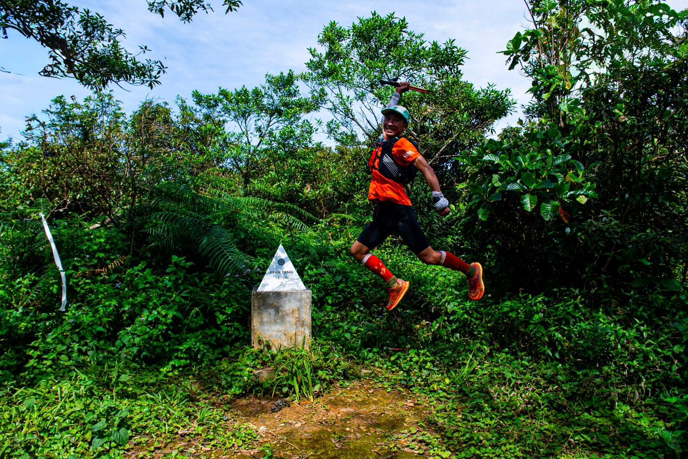 Các vận động check-in đỉnh núi Brăh Yàng (huyện Di Linh) cao 1.879m so với mực nước biển.