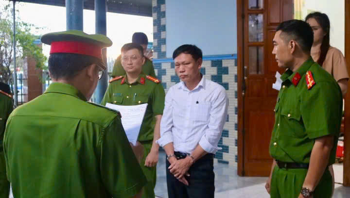 Cơ quan chức năng tống đạt các quyết định đối với ông Khánh