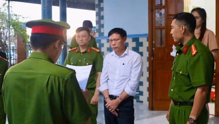 Cơ quan chức năng tống đạt các quyết định đối với ông Khánh