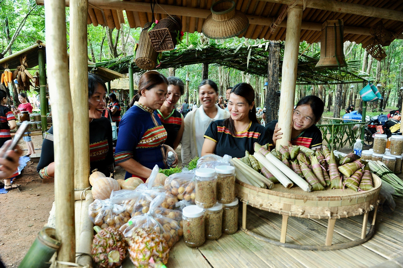 Du khách tham quan các gian hàng sản vật của người Gié-Triêng