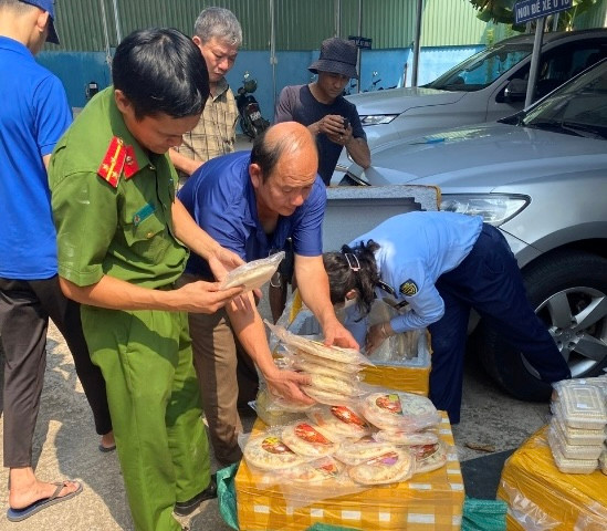 Hơn 120kg ức gà, thịt cuộn xông khói đông lạnh bị thu giữ. Ảnh: CA