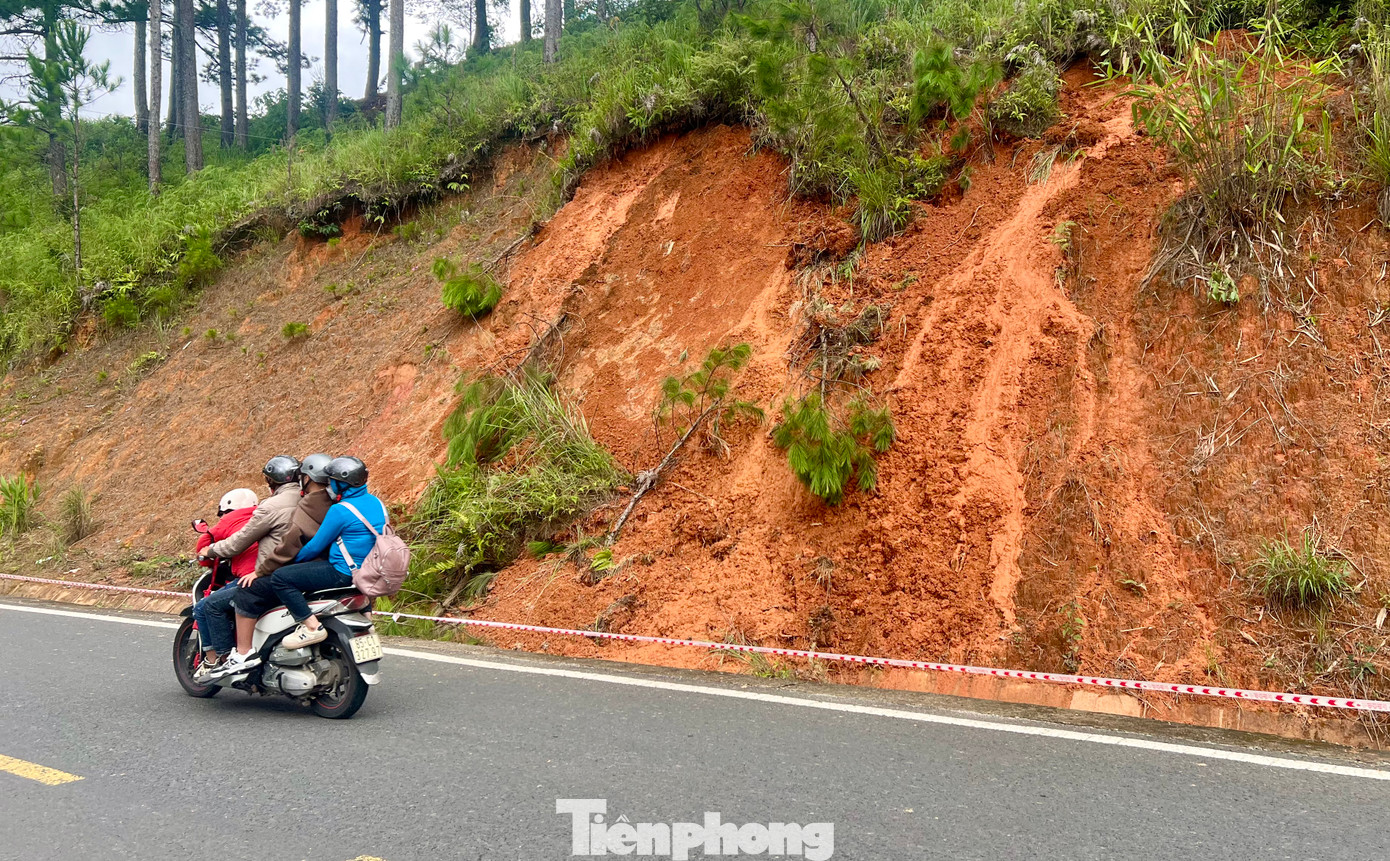 Dọc Quốc lộ 20, đoạn qua xã Xuân Trường cũng xuất hiện nhiều điểm sạt lở, tiềm ẩn mất an toàn giao thông.