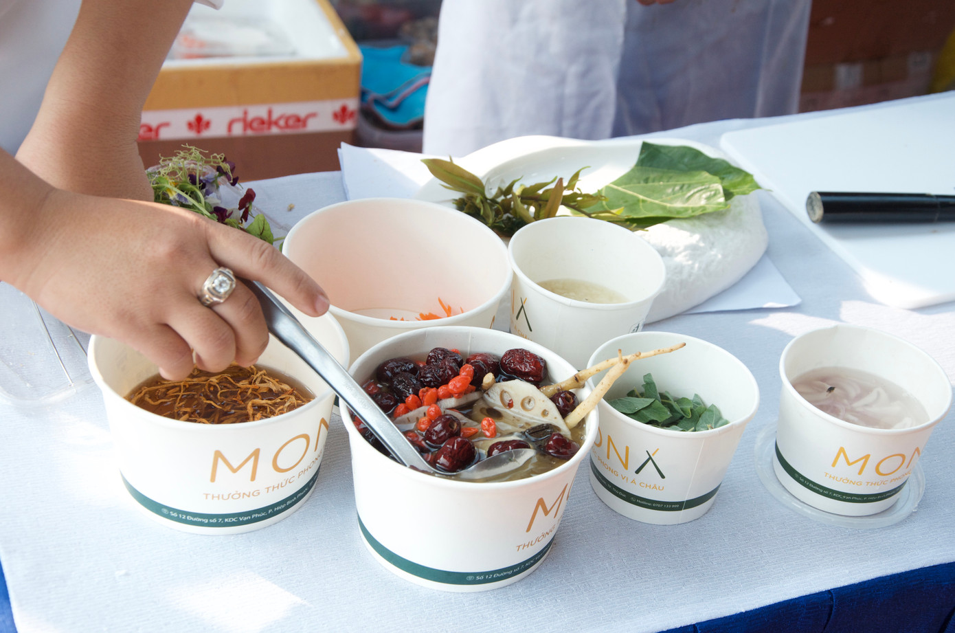 Ông Kim Thành Long - Phó giám đốc Trung tâm nghiên cứu bảo tồn ẩm thực Việt Nam cho hay, dược tính của sâm dây rất cao và thường để chế biến những món ăn rất hấp dẫn và có mùi thơm đặc trưng. "Trước đây rất ít người biết đến món ăn từ sâm dây. Những sự kiện thế này sẽ quảng bá được các món ăn từ hồng đẳng sâm đến nhiều người hơn", ông Long nhấn mạnh