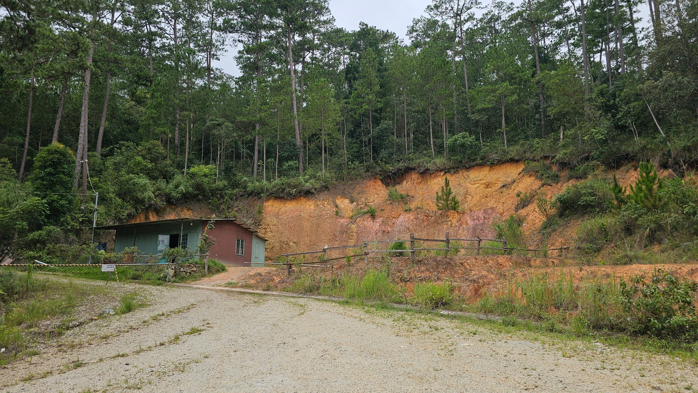Một địa điểm có nguy cơ sạt lở trong Khu du lịch quốc gia hồ Tuyền Lâm
