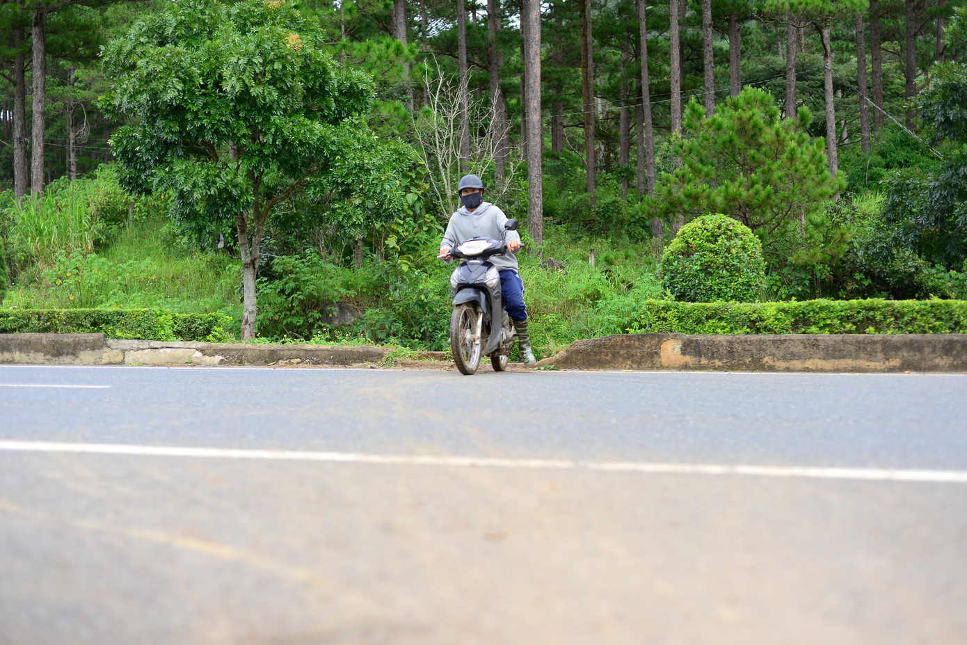 Người dân bất chấp nguy hiểm băng qua đường.