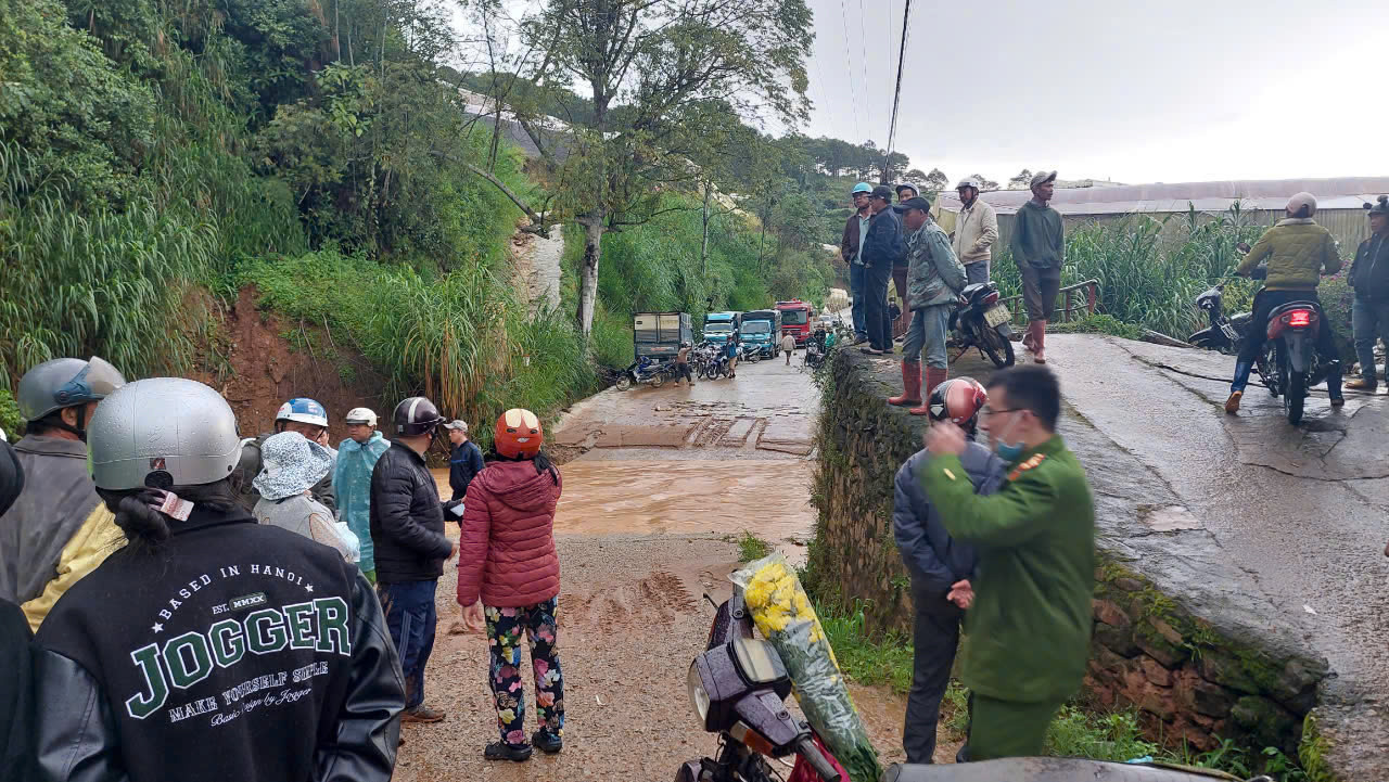 Hiện trường chiếc xe tải bị cuốn trôi Hiện trường chiếc xe tải bị cuốn trôi