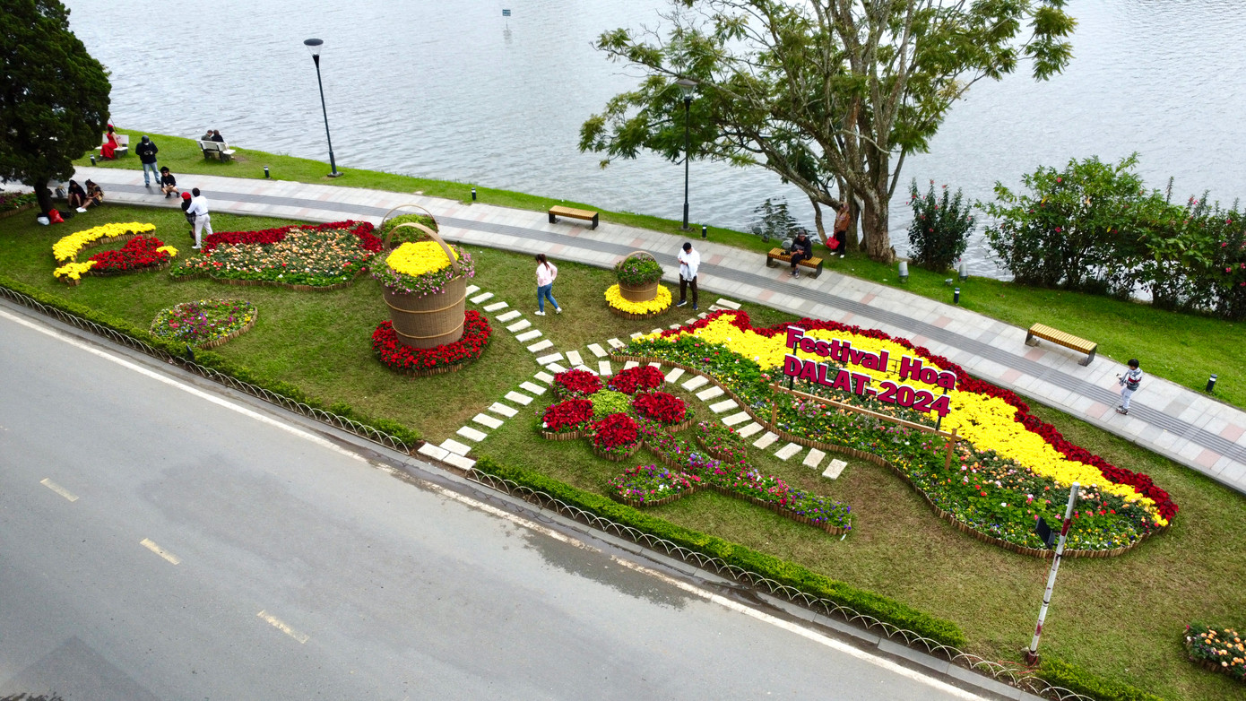 Một tiểu cảnh bên thắng cảnh hồ Xuân Hương rực rỡ sắc màu.