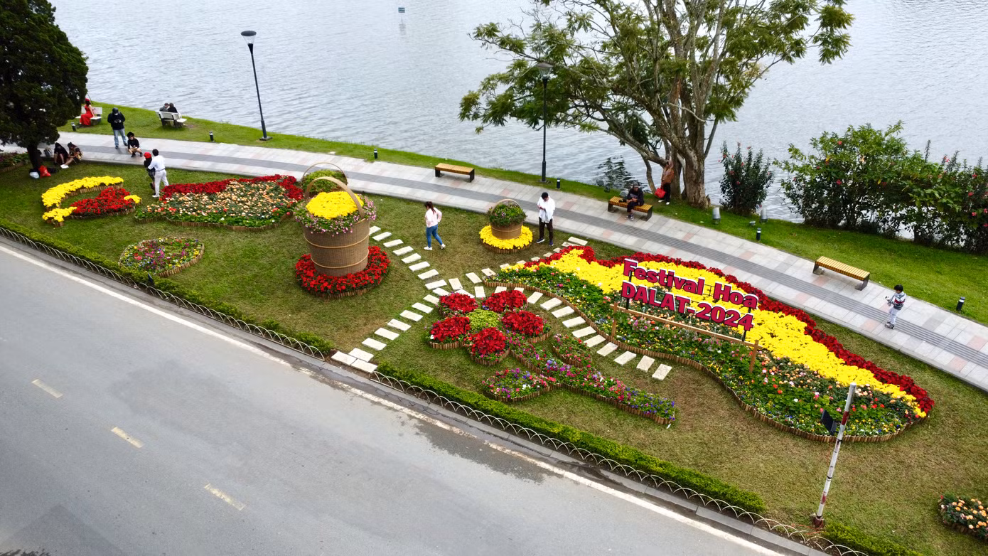 Một tiểu cảnh bên thắng cảnh hồ Xuân Hương rực rỡ sắc màu.