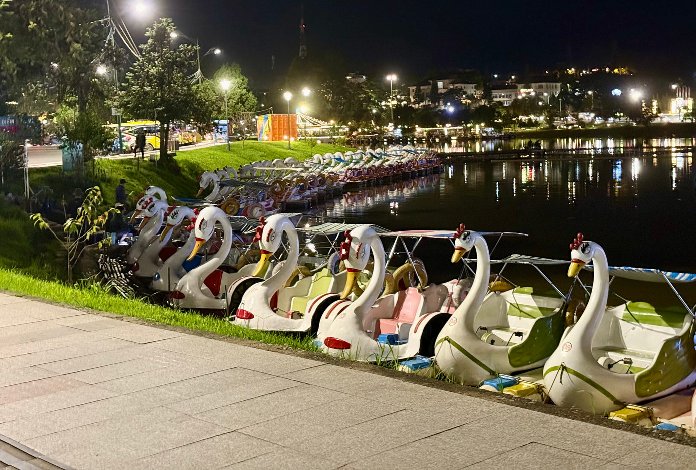 Dịch vụ thuyền đạp vịt trên hồ Xuân Hương luôn đảm bảo an toàn cho du khách trong thời gian hoạt động Dịch vụ thuyền đạp vịt trên hồ Xuân Hương luôn đảm bảo an toàn cho du khách trong thời gian hoạt động