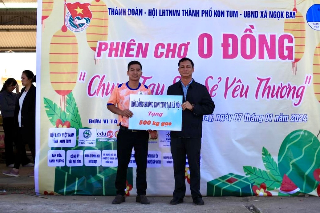 Tại hoạt động, Ban Tổ chức trao tặng 50 thẻ bảo hiểm y tế; 610 chiếc áo ấm; 500kg gạo... đến bà con tại xã.