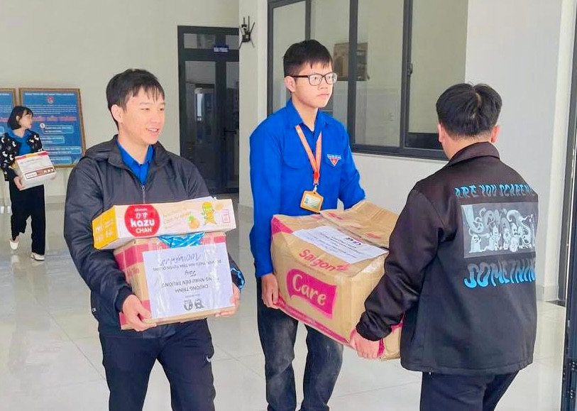 Sáng 25/10, hàng chục đoàn viên thanh niên đã góp sức bốc các thùng hàng chứa đồ dùng học tập lên xe chở đi tỉnh Tuyên Quang. Sáng 25/10, hàng chục đoàn viên thanh niên đã góp sức bốc các thùng hàng chứa đồ dùng học tập lên xe chở đi tỉnh Tuyên Quang.