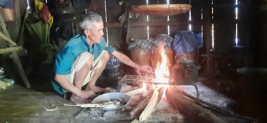 Người dân thui chuột trên bếp lửa trước khi đưa đi mổ. Người dân thui chuột trên bếp lửa trước khi đưa đi mổ.