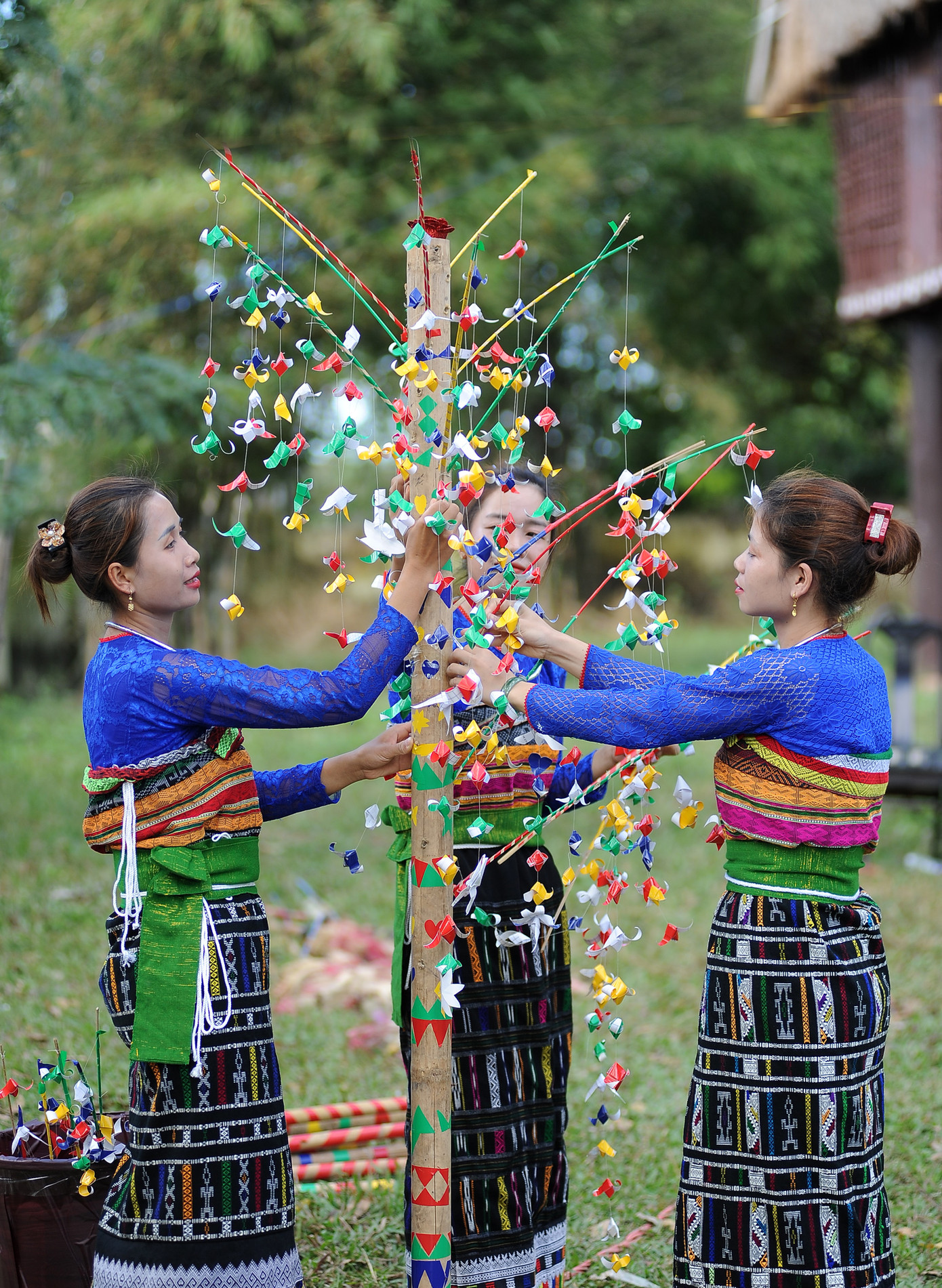 Các cô gái Thái trang trí cây nêu trước khi trình diễn.