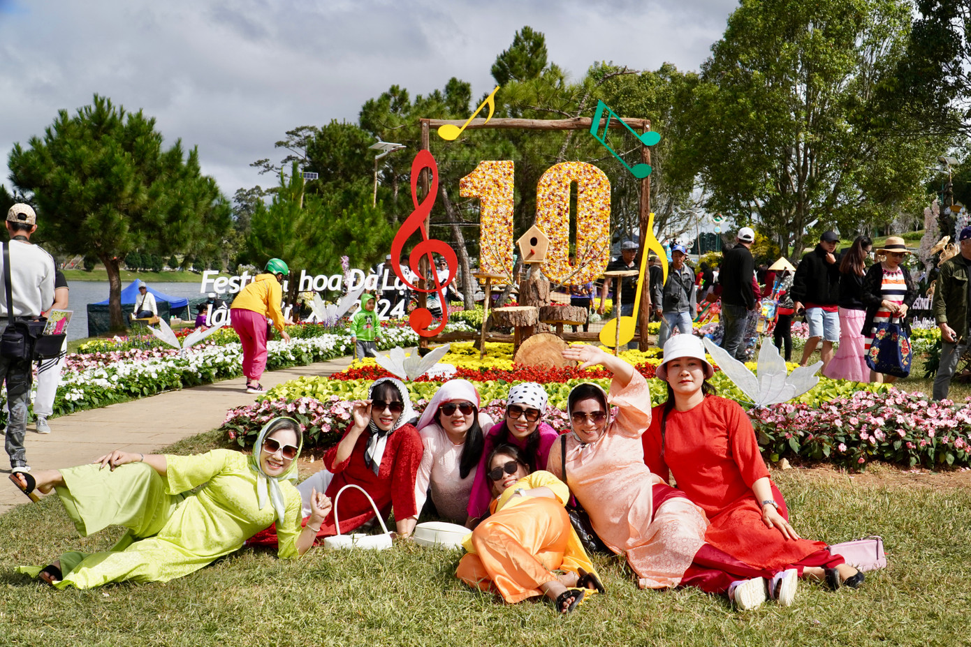 Nhóm du khách Hải Phòng thả dáng tại tiểu cảnh.