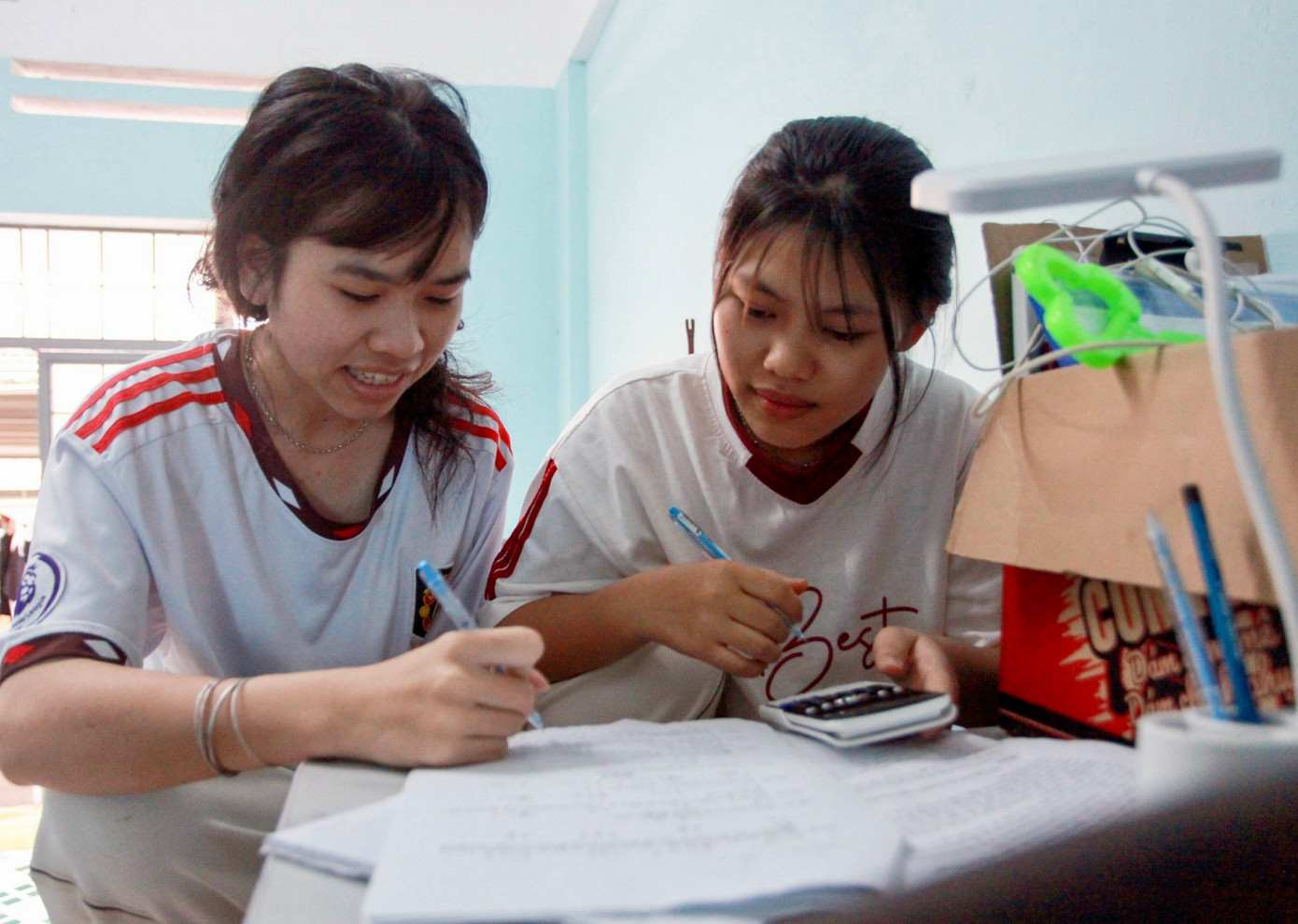 Các em học sinh tự tin, thoải mái ôn tập trong ký túc xã Trường nội trú tỉnh Kon Tum Các em học sinh tự tin, thoải mái ôn tập trong ký túc xã Trường nội trú tỉnh Kon Tum