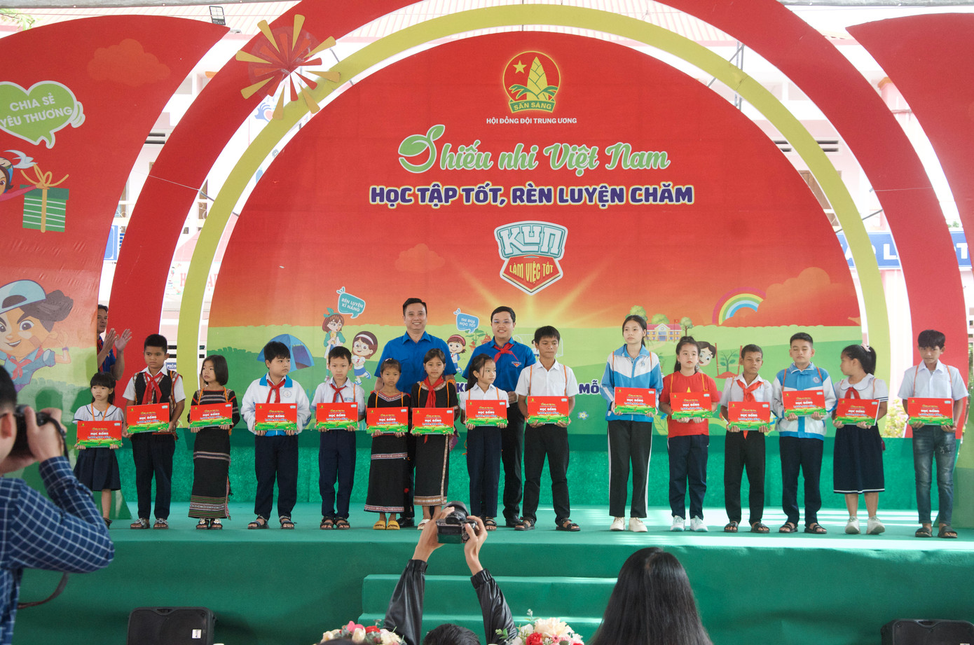 Anh Lê Anh Quân - Phó Chủ tịch Hội đồng Đội Trung ương trao học bổng cho các em thiếu nhi Anh Lê Anh Quân - Phó Chủ tịch Hội đồng Đội Trung ương trao học bổng cho các em thiếu nhi