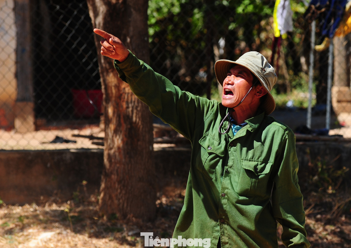 Già làng A Ngưih chỉ đạo từ xa để công việc những người thợ bên trên nhịp nhàng, thẩm mỹ.