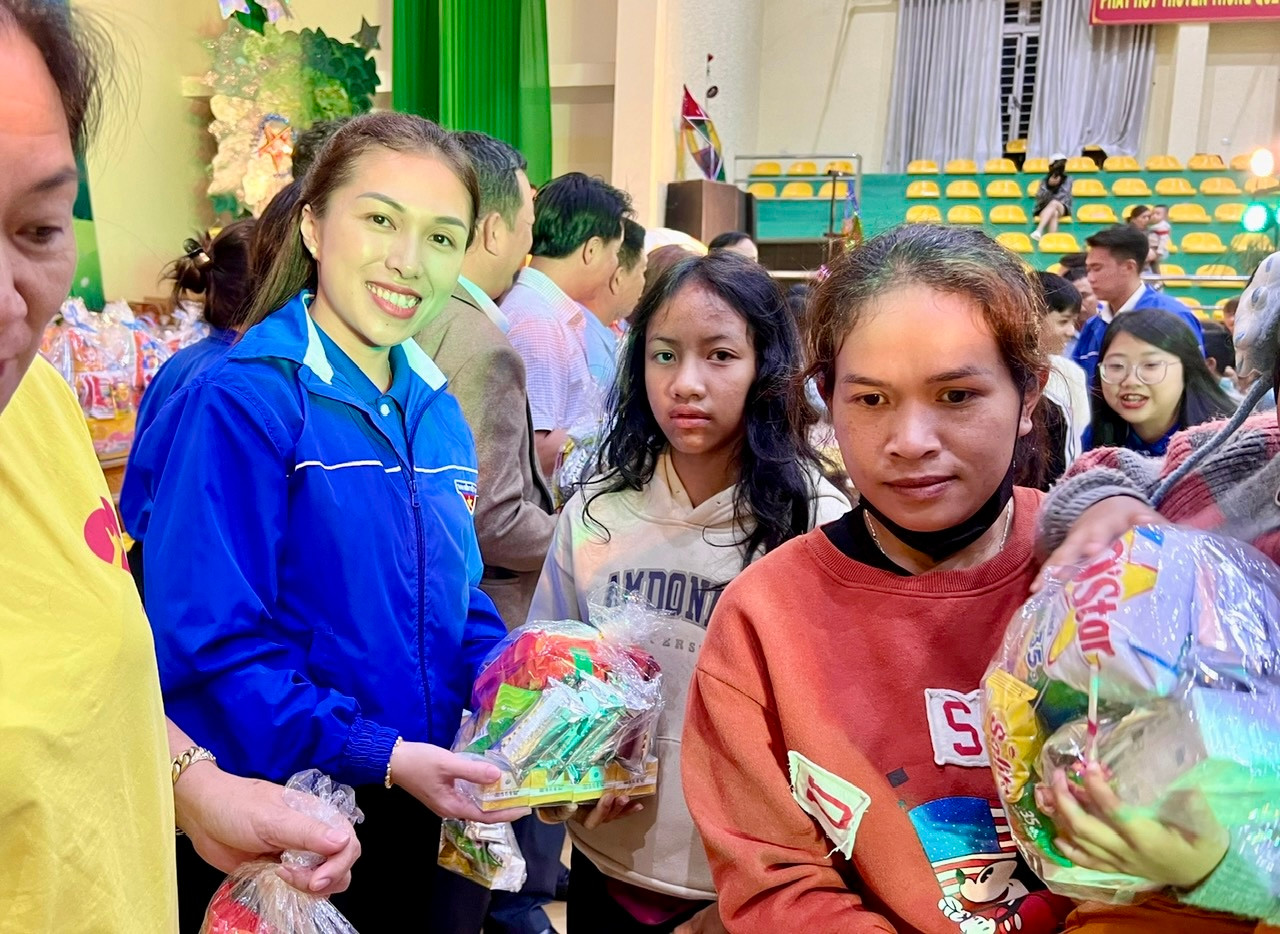 Phó Bí thư Tỉnh Đoàn Lâm Đồng trao quà đến các em thiếu nhi Phó Bí thư Tỉnh Đoàn Lâm Đồng trao quà đến các em thiếu nhi