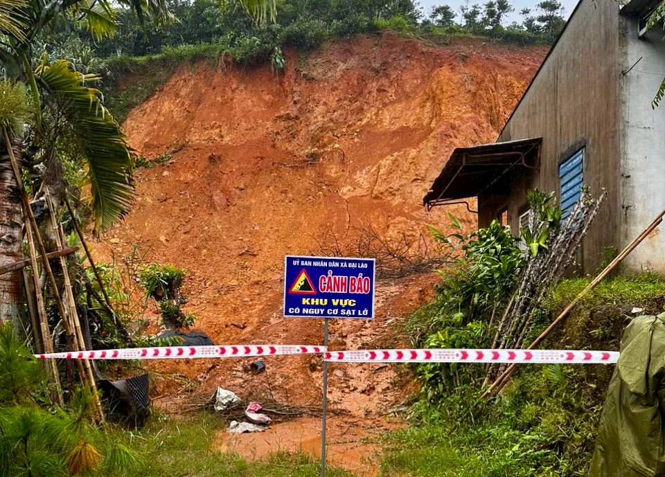 Theo đó, tại xã Đại Lào, có 6 hộ dân nằm trong vùng nguy cơ xảy ra sạt lở cao. Hiện có 3 hộ dân được hỗ trợ di dời đến nơi an toàn.