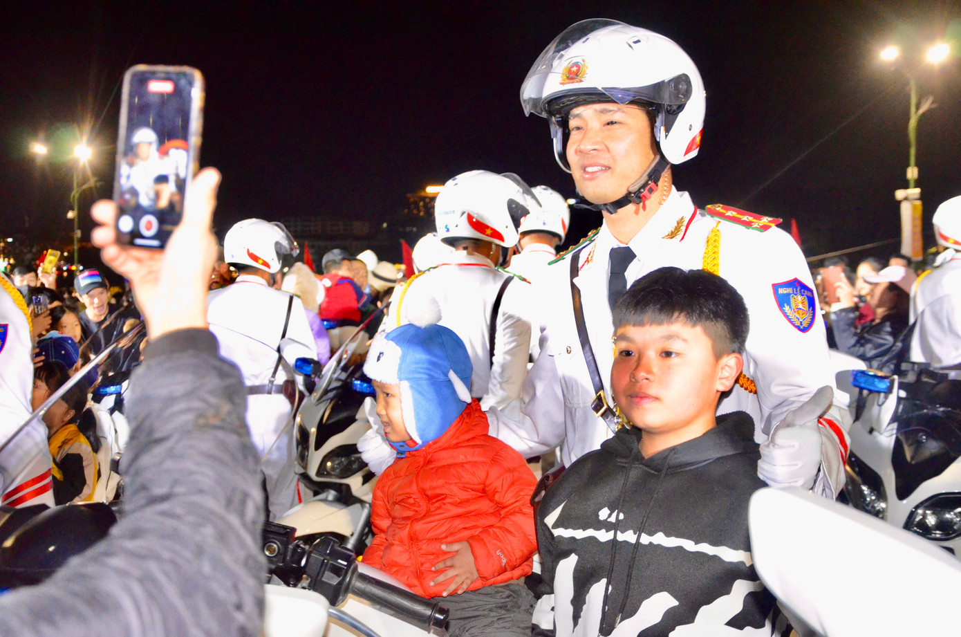 Các em nhỏ chụp hình cùng đoàn mô tô