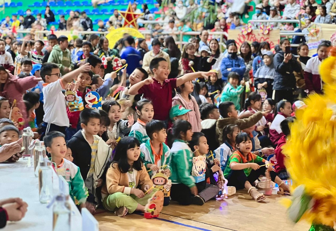 Hơn 1.000 thiếu nhi thưởng thức múa lân sư rồng Hơn 1.000 thiếu nhi thưởng thức múa lân sư rồng