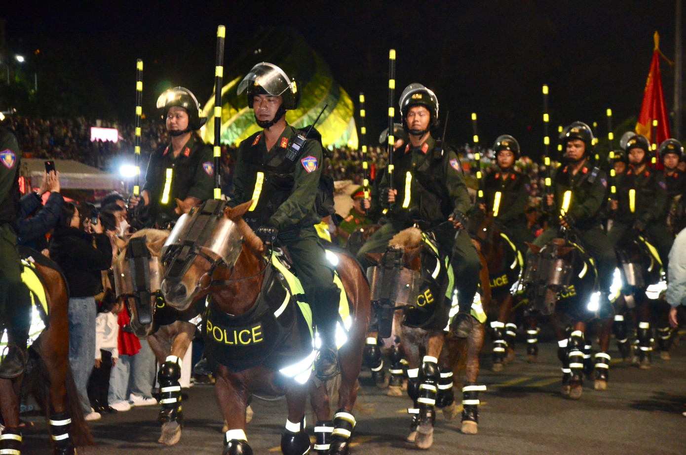 Đoàn Cảnh sát Cơ động Kỵ binh diễu hành quanh hồ Xuân Hương