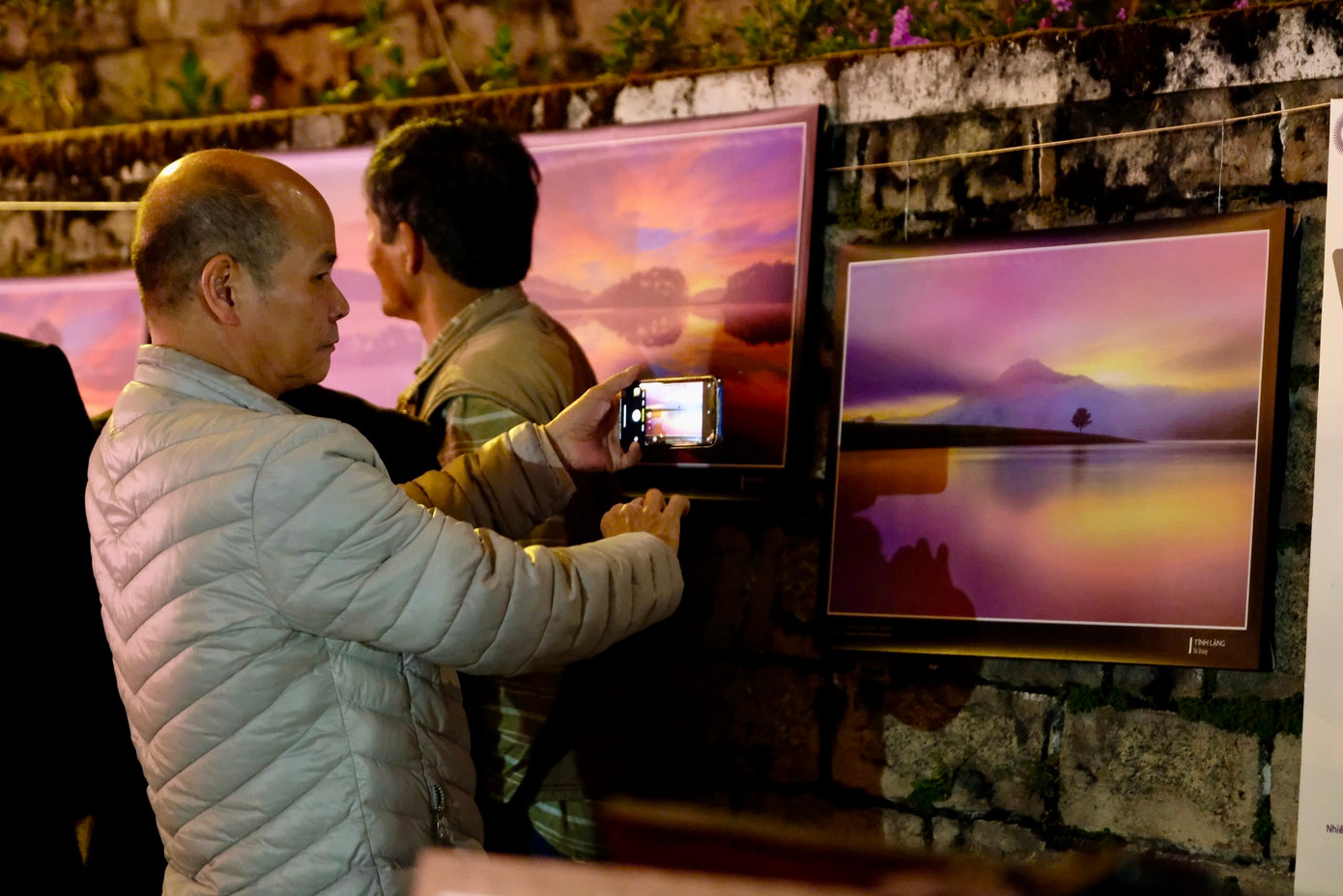 Trong đêm khai mạc, triển lãm đã thu hút đông đảo du khách đến tham quan bởi tình yêu với Đà Lạt. Triển lãm mở cửa miễn phí phục vụ người dân địa phương và du khách đến ngày 14/12.