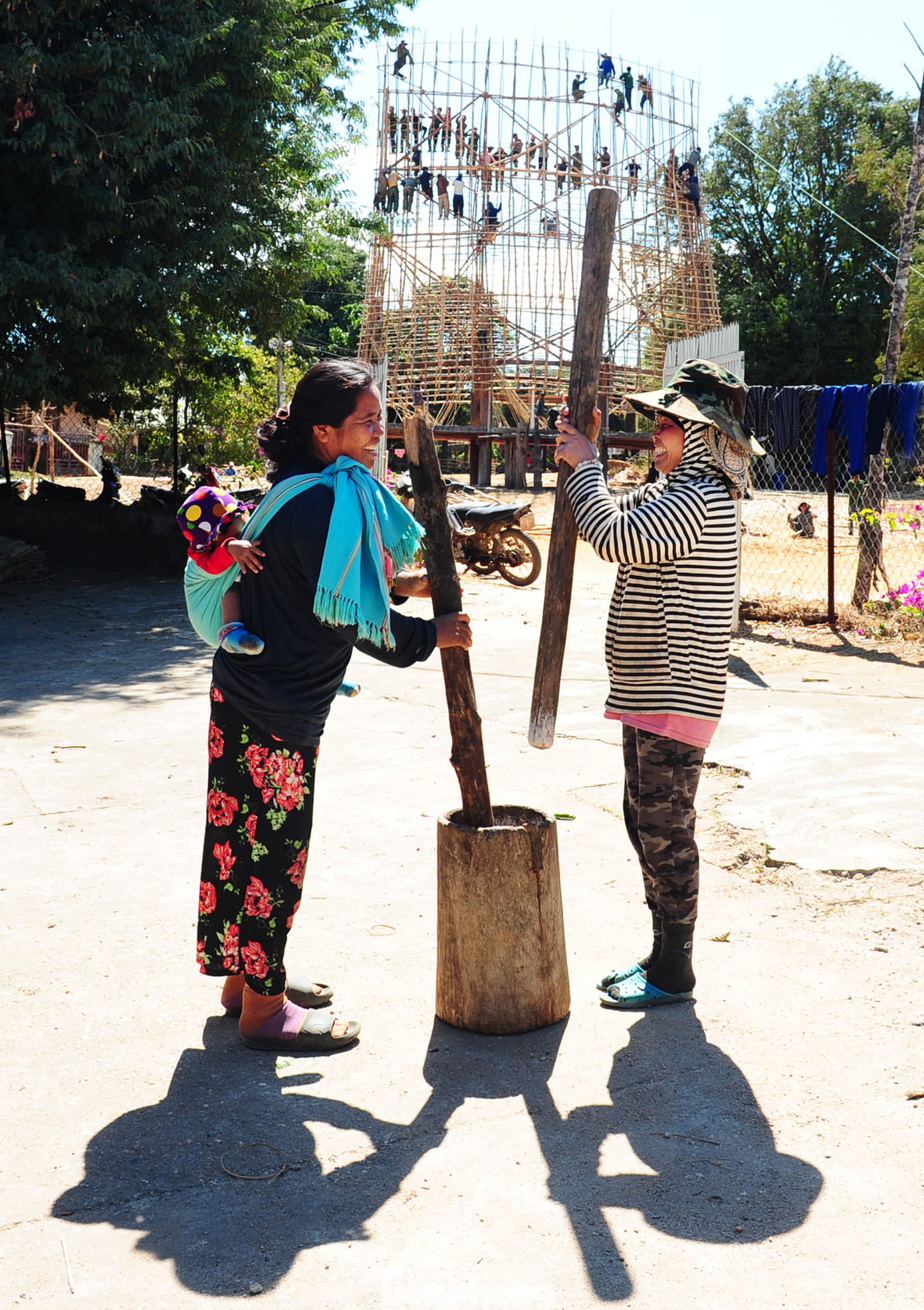 Những nụ cười rạng rỡ của bà con được góp của góp công.