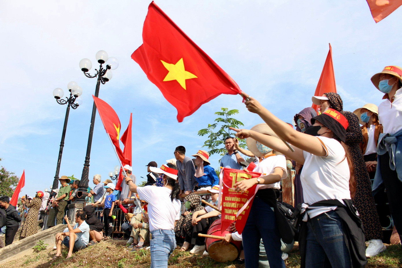 Các thuyền đua nhận được sự cổ vũ rất nhiệt tình của đông đảo người dân.