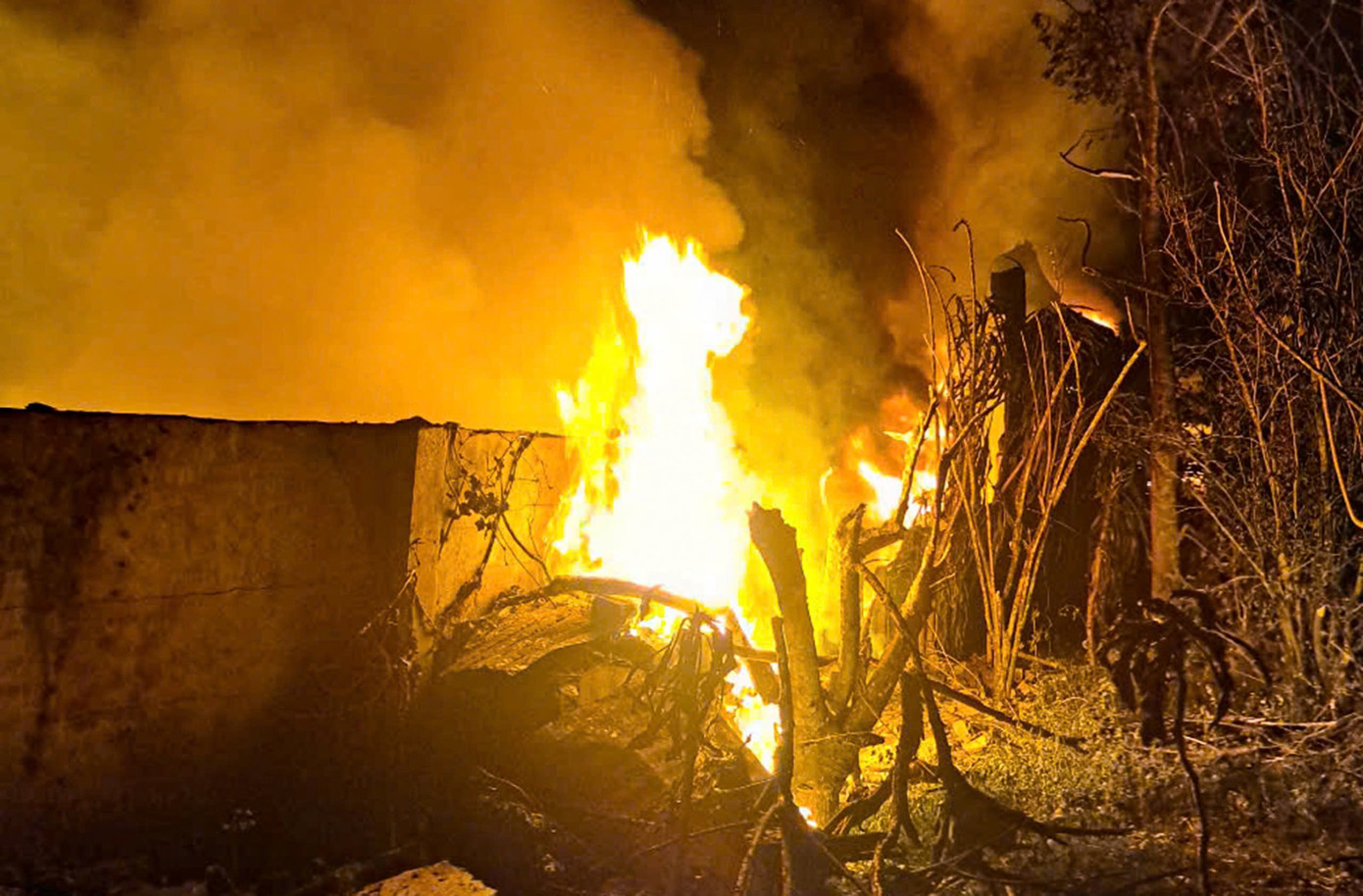 Ngọn lửa bốc cao hơn 10m, bao trùm toàn bộ kho chứa dầu nhớt. Ngọn lửa bốc cao hơn 10m, bao trùm toàn bộ kho chứa dầu nhớt.