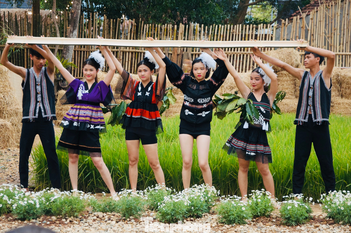 Phong phú, đa dạng trang phục dân tộc tại chương trình.