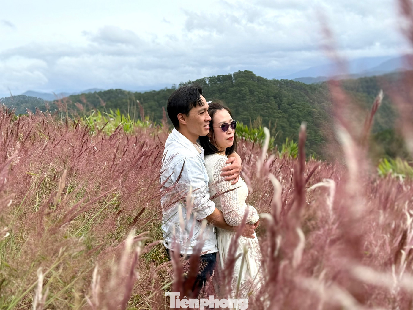 Một số cặp đôi chia sẻ rằng, bộ ảnh chụp ở đồi cỏ lau hồng không chỉ là kỷ niệm đẹp mà còn là minh chứng cho tình yêu bền chặt của họ.