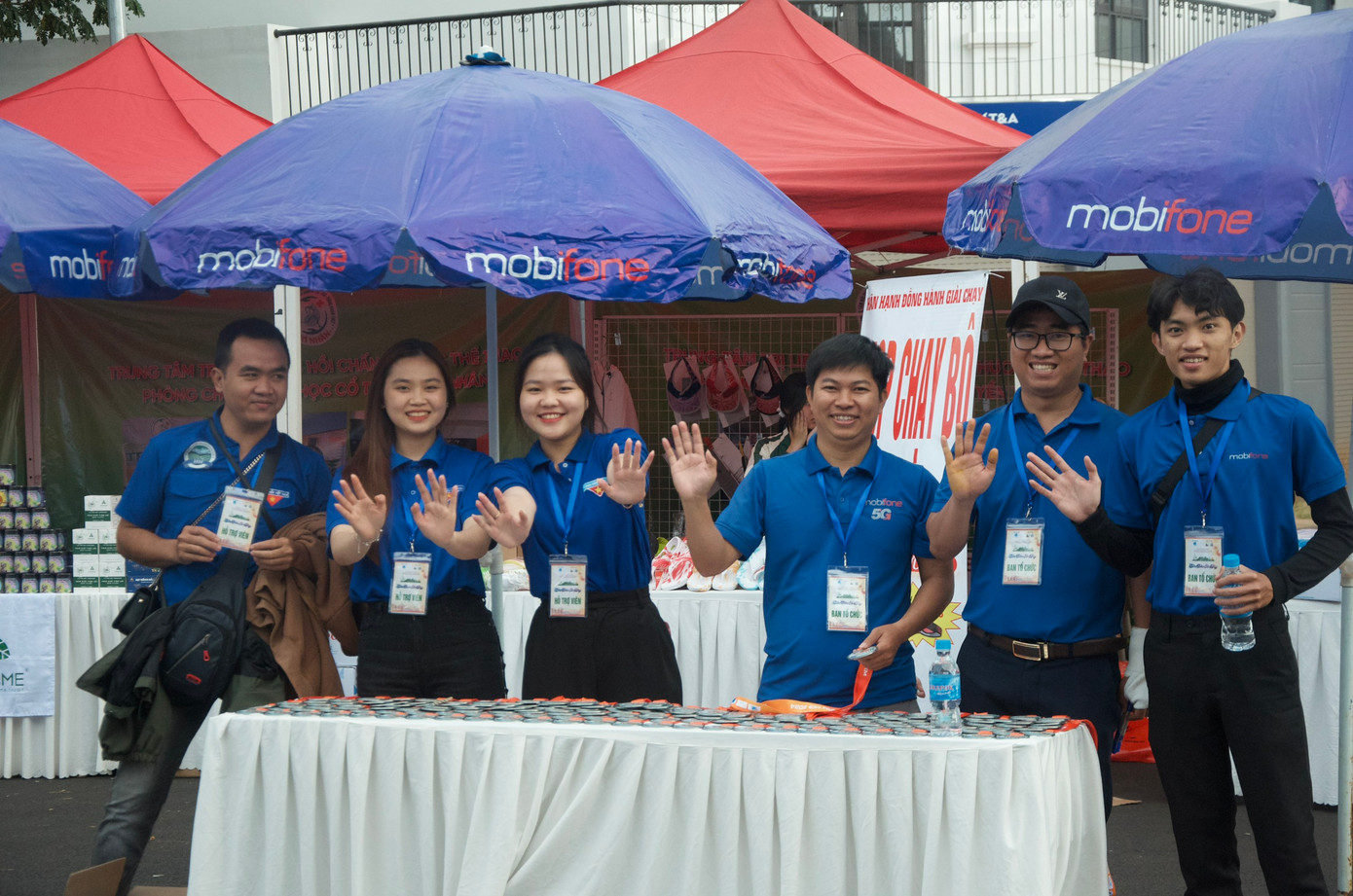 Đoàn viên thanh niên hỗ trợ giải chạy Đoàn viên thanh niên hỗ trợ giải chạy