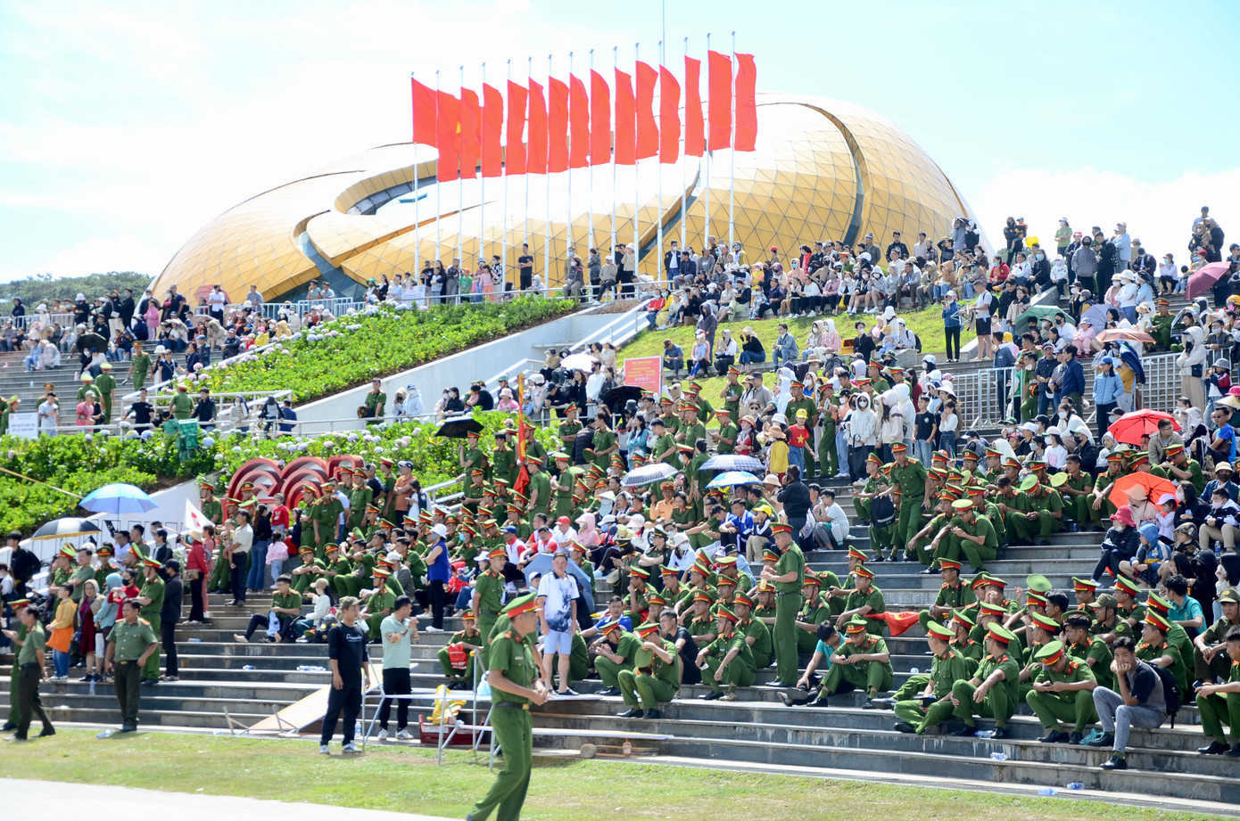 Đông đảo người dân đến xem biểu diễn