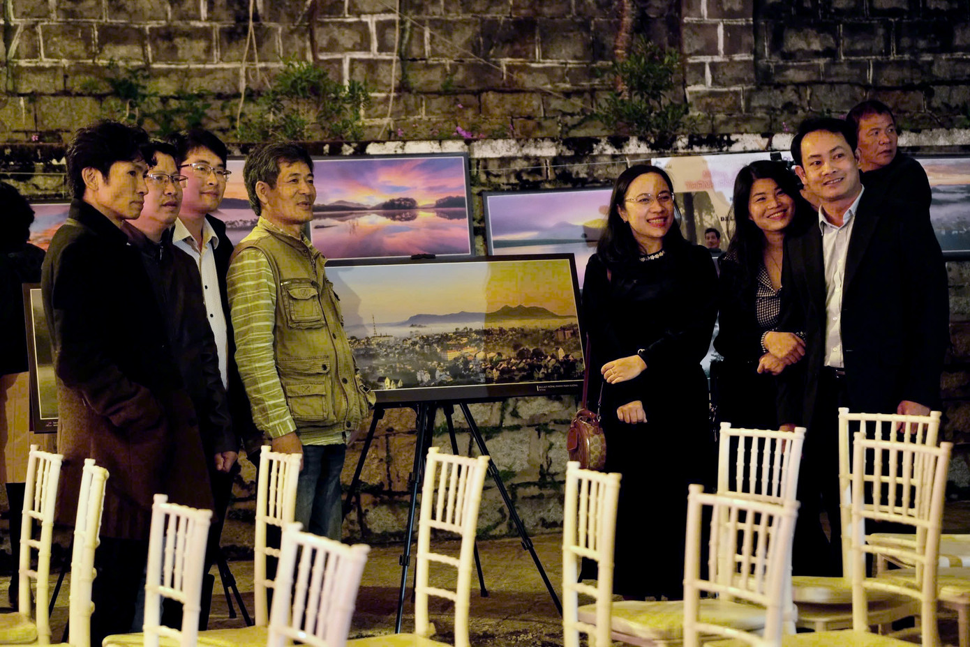 Triển lãm trưng bày 5 bộ ảnh nghệ thuật của các nhiếp ảnh gia Lý Hoàng Long (Đà Lạt – Di sản kiến trúc), Đặng Văn An (Đà Lạt - Rừng trong phố), Nguyễn Tấn Thắng (Đà Lạt - Nhìn từ trên cao), Võ Trang (Đà Lạt - Miền đất mộng mơ) và nhiếp ảnh gia Trương Ngọc Thuỵ với bộ ảnh Đà Lạt - Những góc máy đời thường.