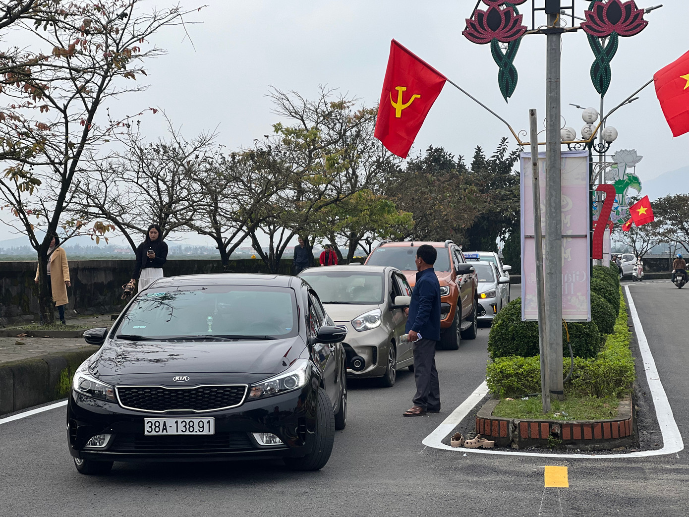 Càng về chiều, dòng người, xe di chuyển vào đền đi lễ càng đông. Ảnh: Thái Lâm.