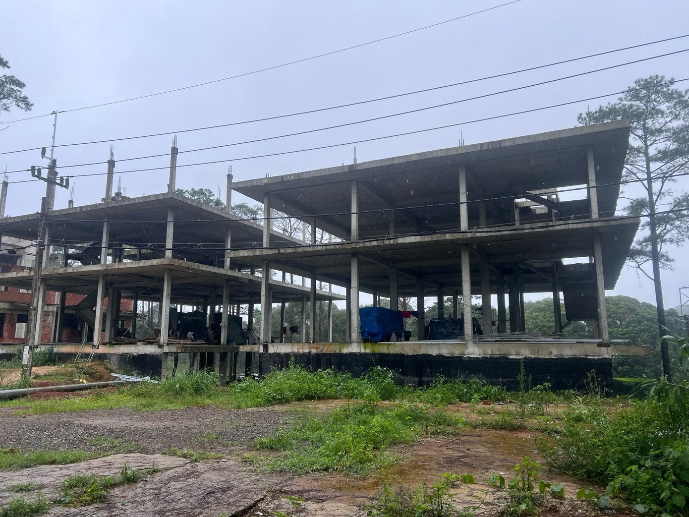 Dọc đường quốc lộ 24 có 2 công trình đã giằng trụ tầng 3 rồi bỏ hoang vì dính sai phạm.