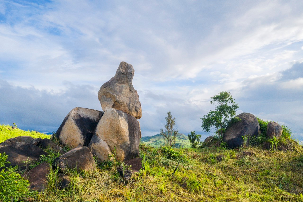 Trên đỉnh núi có quần thể đá tự nhiên "lộ thiên" xếp một cách đẹp mắt khiến du khách mê mẩn.