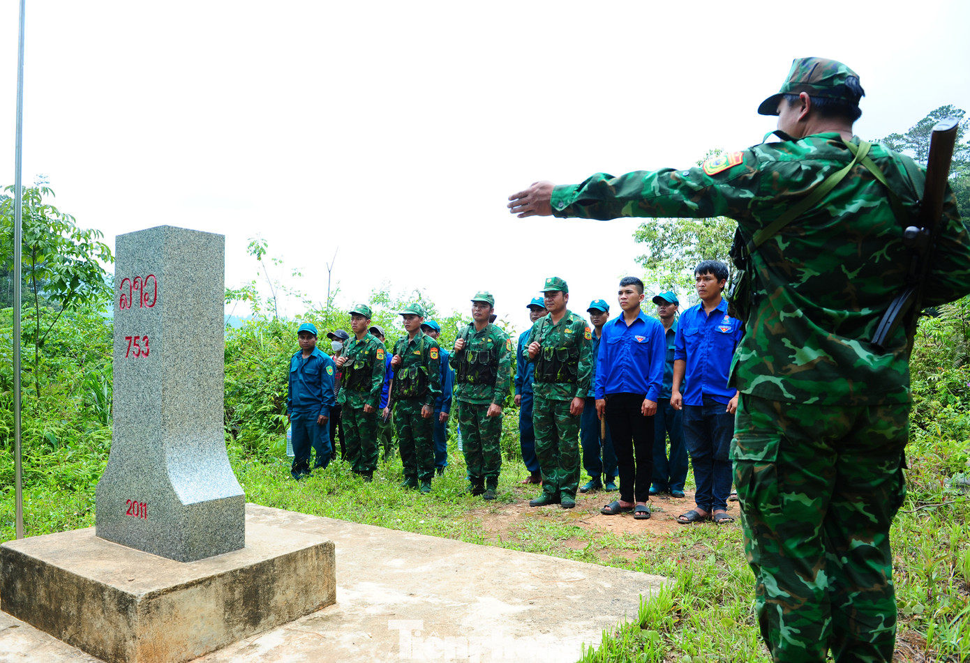 Bộ đội Biên phòng (BĐBP) Kon Tum ngày càng được củng cố vững chắc, tích cực tham gia xây dựng cơ sở chính trị, phát triển kinh tế - xã hội trên khu vực biên giới. Trong ảnh, lực lượng biên phòng cùng các đoàn thể tham gia gìn giữ cột mốc biên giới.