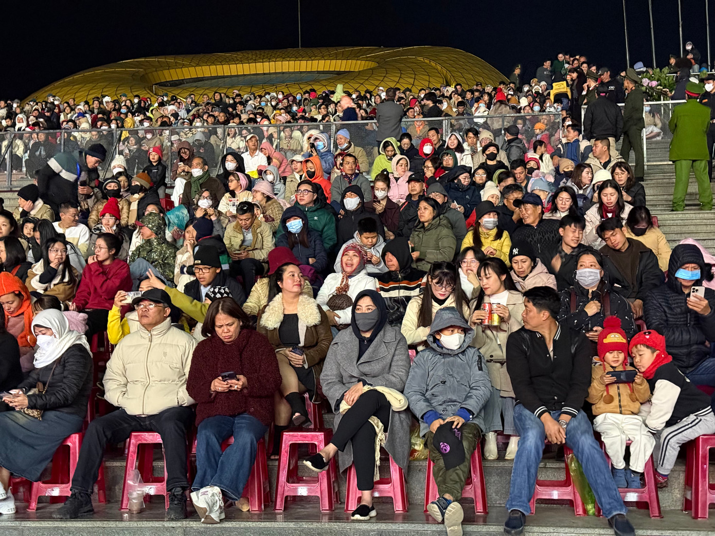 Dù thời tiết tại Đà Lạt có 14 độ C nhưng khuôn viên Quảng trường Lâm Viên đã chất kín chỗ từ sớm.