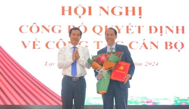 Ông Nguyễn Thái Học - Quyền Bí thư Tỉnh ủy Lâm Đồng trao quyết định thôi giữ chức vụ cho Bí thư Huyện ủy, Chủ tịch HĐND huyện Lạc Dương. Ông Nguyễn Thái Học - Quyền Bí thư Tỉnh ủy Lâm Đồng trao quyết định thôi giữ chức vụ cho Bí thư Huyện ủy, Chủ tịch HĐND huyện Lạc Dương.