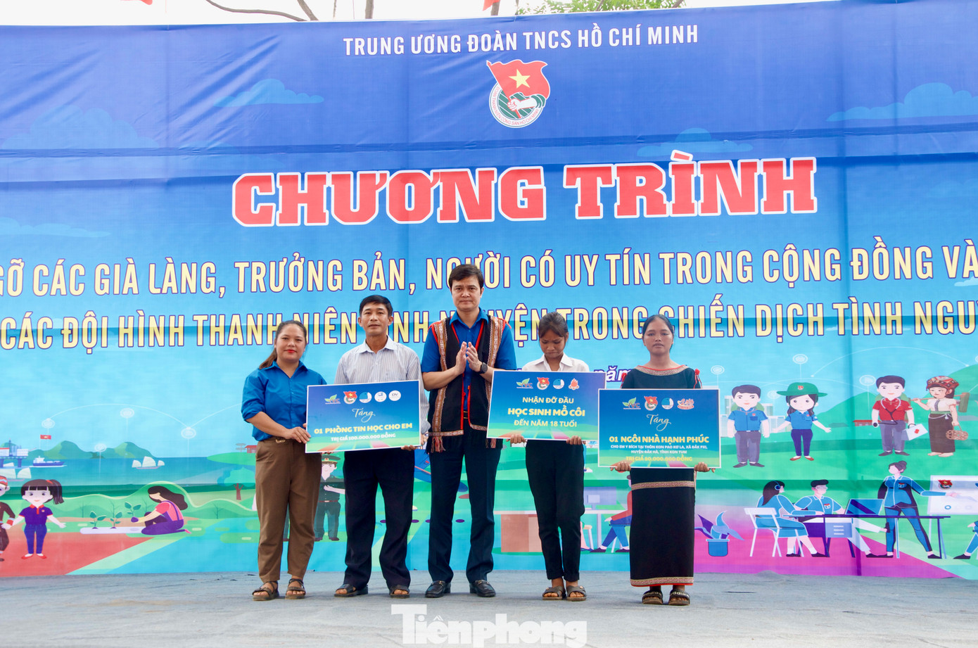 Thay mặt T.Ư Đoàn, Bí thư thứ nhất trao tặng 30 suất quà với tổng trị giá 45 triệu đồng cho các già làng, trưởng bản, người có uy tín; 30 suất học bổng tổng trị giá 30 triệu đồng cho các em học sinh ở xã Đăk Pxi; 1 phòng máy vi tính trị giá 100 triệu đồng cho Trường TH-THCS xã Đăk Pxi; 150 thẻ Bảo hiểm y tế cùng 10 sổ Bảo hiểm xã hội cho hộ nghèo huyện Đăk Hà; nhận đỡ đầu 1 học sinh mồ côi đến năm 18 tuổi; khởi công xây dựng “Ngôi nhà hạnh phúc” với tổng kinh phí 80 triệu đồng và trao tặng bản đồ Việt Nam nằm trong Cuộc vận động “Tự hào một dải non sông" cho đoàn xã Đăk Pxi.