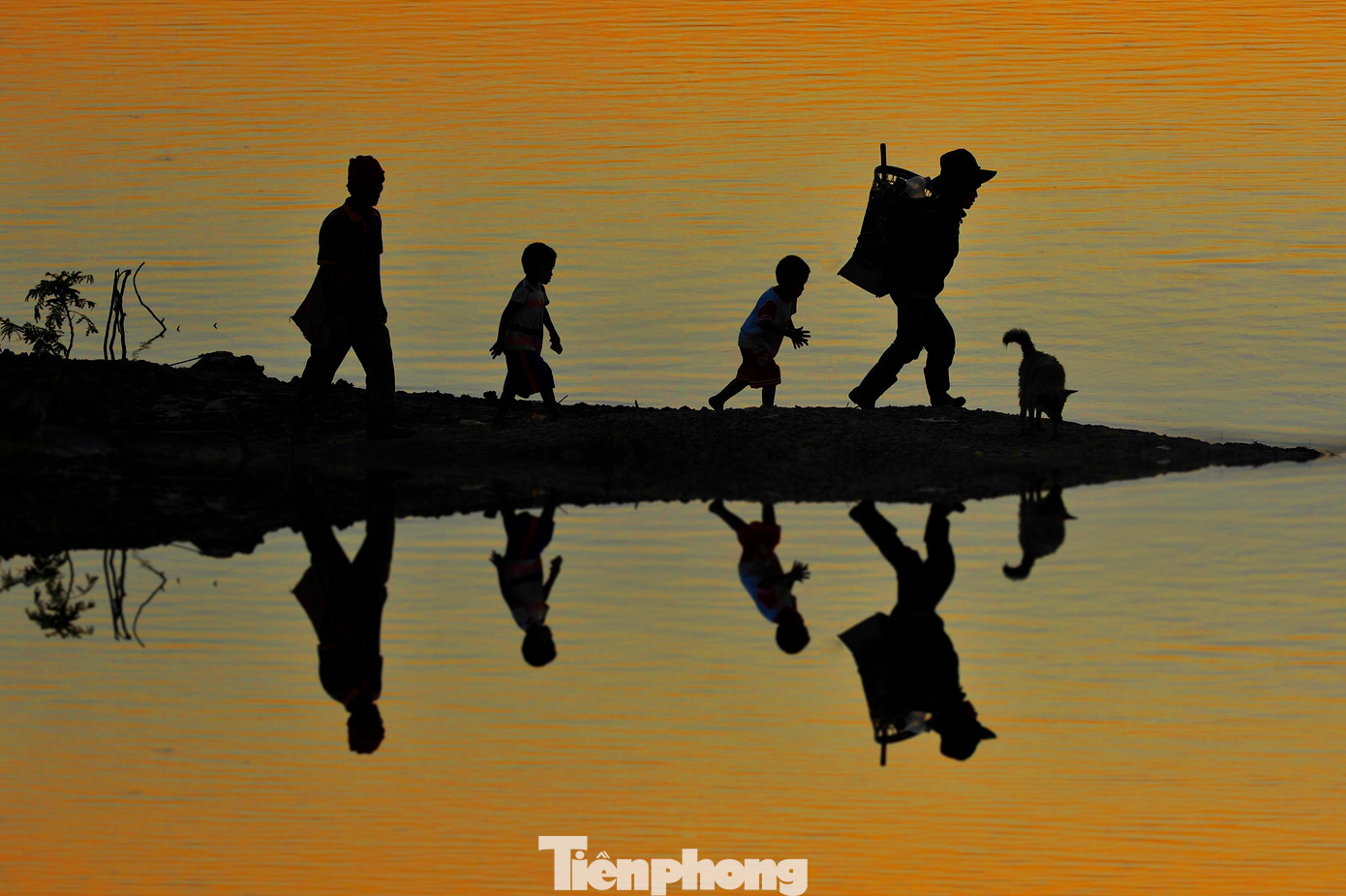 Có những em lại thích cùng theo ba mẹ đi lên rẫy.