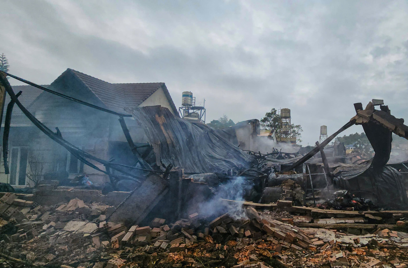 Đến 9h30 sáng cùng ngày, đám cháy cơ bản được khống chế, tuy nhiên vẫn cháy âm ỉ bên trong. Đến 9h30 sáng cùng ngày, đám cháy cơ bản được khống chế, tuy nhiên vẫn cháy âm ỉ bên trong.