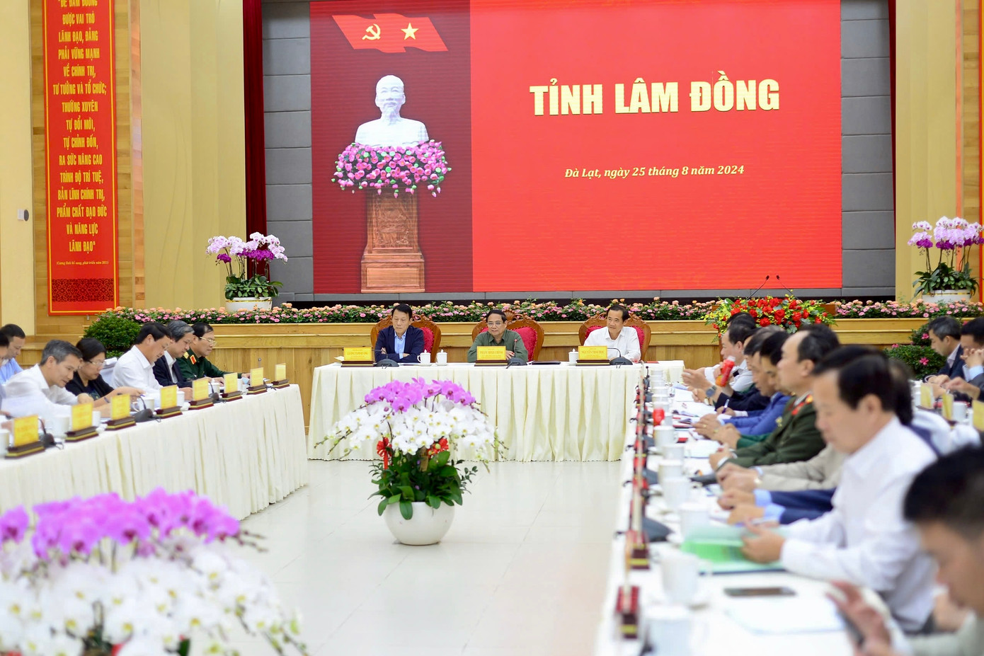 Thủ tướng Phạm Minh Chính cùng đoàn công tác làm việc với Ban Thường vụ Tỉnh uỷ Lâm Đồng.