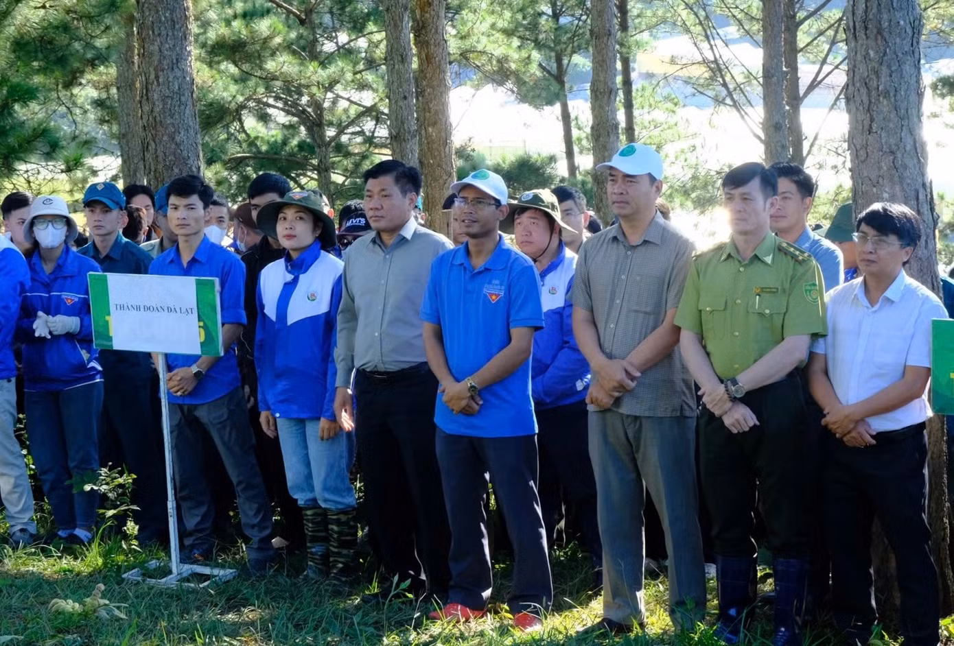 Lãnh đạo Ban Dân vận Tỉnh ủy, TP Đà Lạt, Tỉnh Đoàn cùng hơn 500 đoàn viên thanh niên (ĐVTN) tham gia sự kiện.
