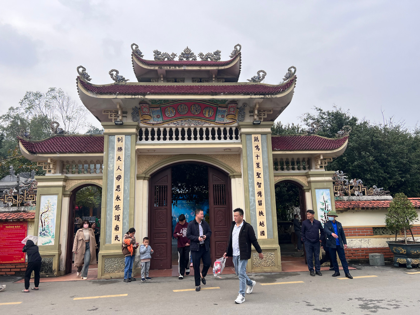 Đền thờ Bà Hải hay còn gọi là đền thờ Chế thắng Phu nhân Nguyễn Thị Bích Châu. Đây là địa chỉ du lịch tâm linh vốn nổi tiếng linh thiêng với người dân Hà Tĩnh và du khách thập phương bấy lâu nay. Ảnh: Thái Lâm.