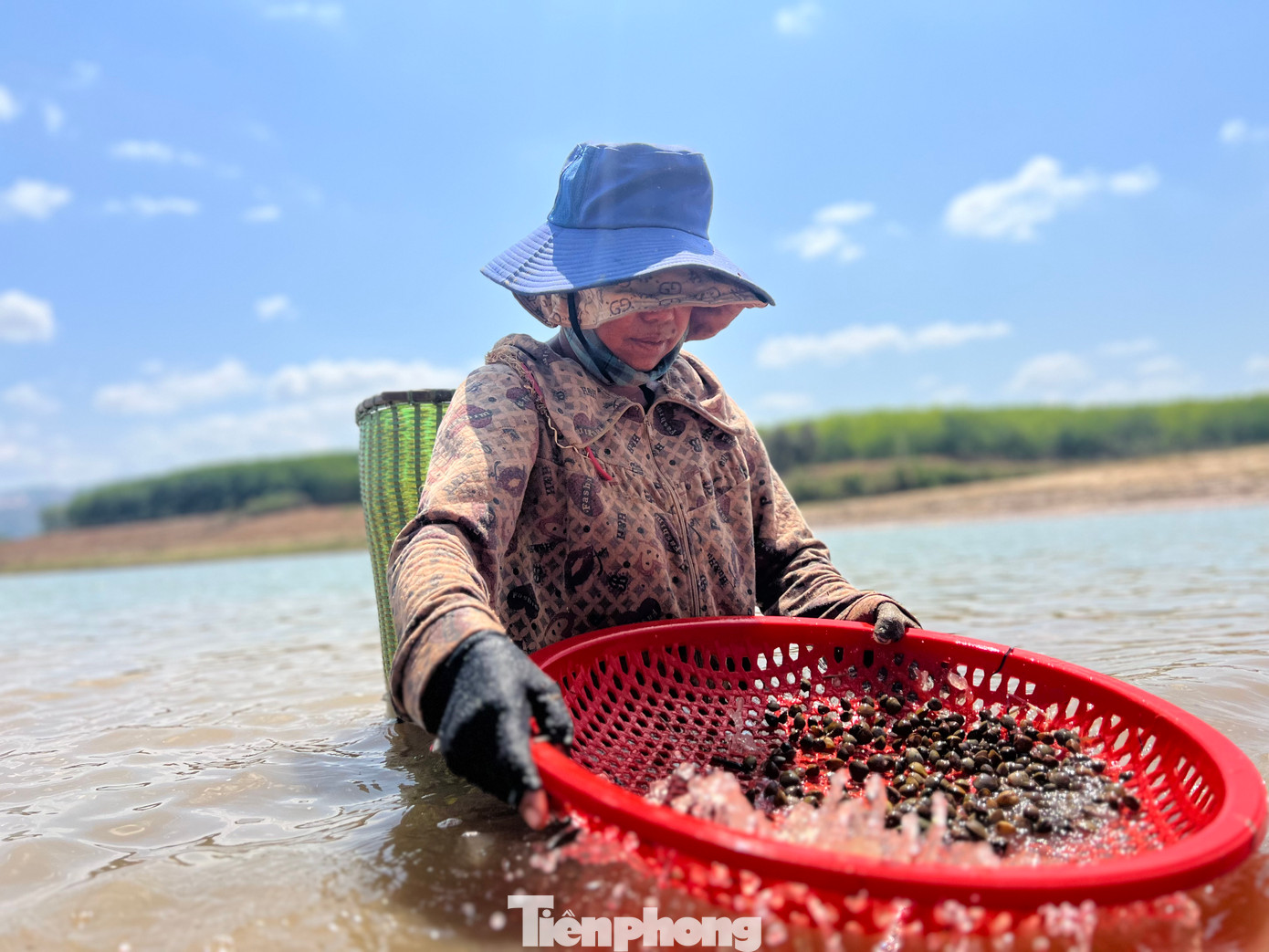 Khoảng 11 giờ hơn, tranh thủ đi làm rẫy về, vợ chồng chị Y Ốc liền xuống một vùng nước sâu với hy vọng có thêm thu nhập để cải thiện cuộc sống.