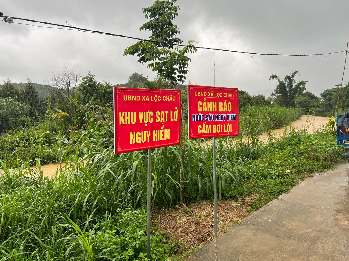 Lực lượng chức năng rà soát, cắm biển cảnh báo các khu vực nguy cơ xảy ra sạt lở đất, lũ lụt.